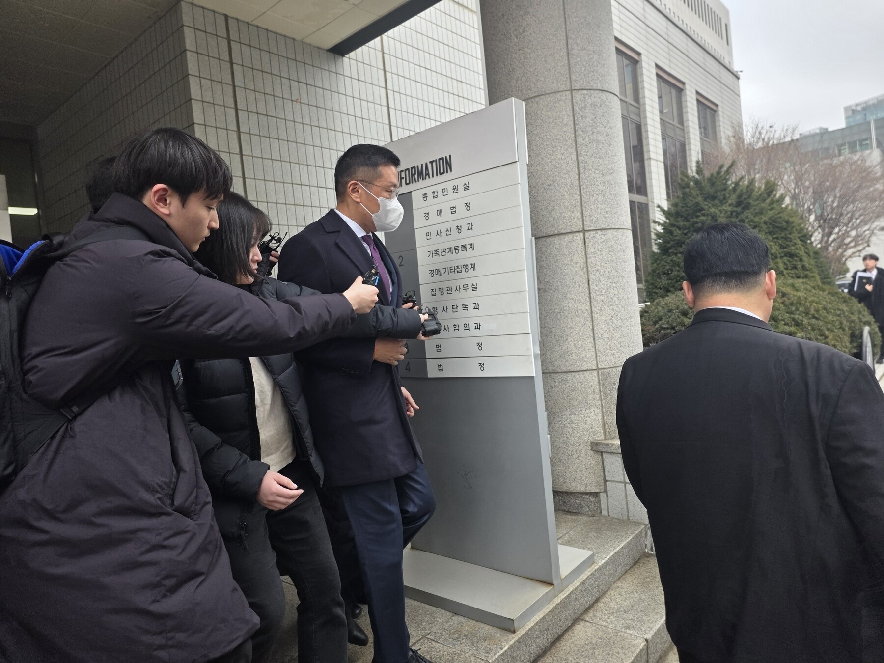 "윤관, 비비안 쿠 누군지 밝혀라" LG 사위 조세소송 재판부 요구 - 뉴스 썸네일 이미지